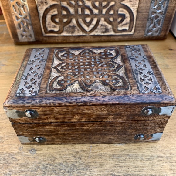 Carved Mango Wood Brass Mystic Triquetra Celtic Knot Artisan Trinket Storage Box - Picture 5 of 10